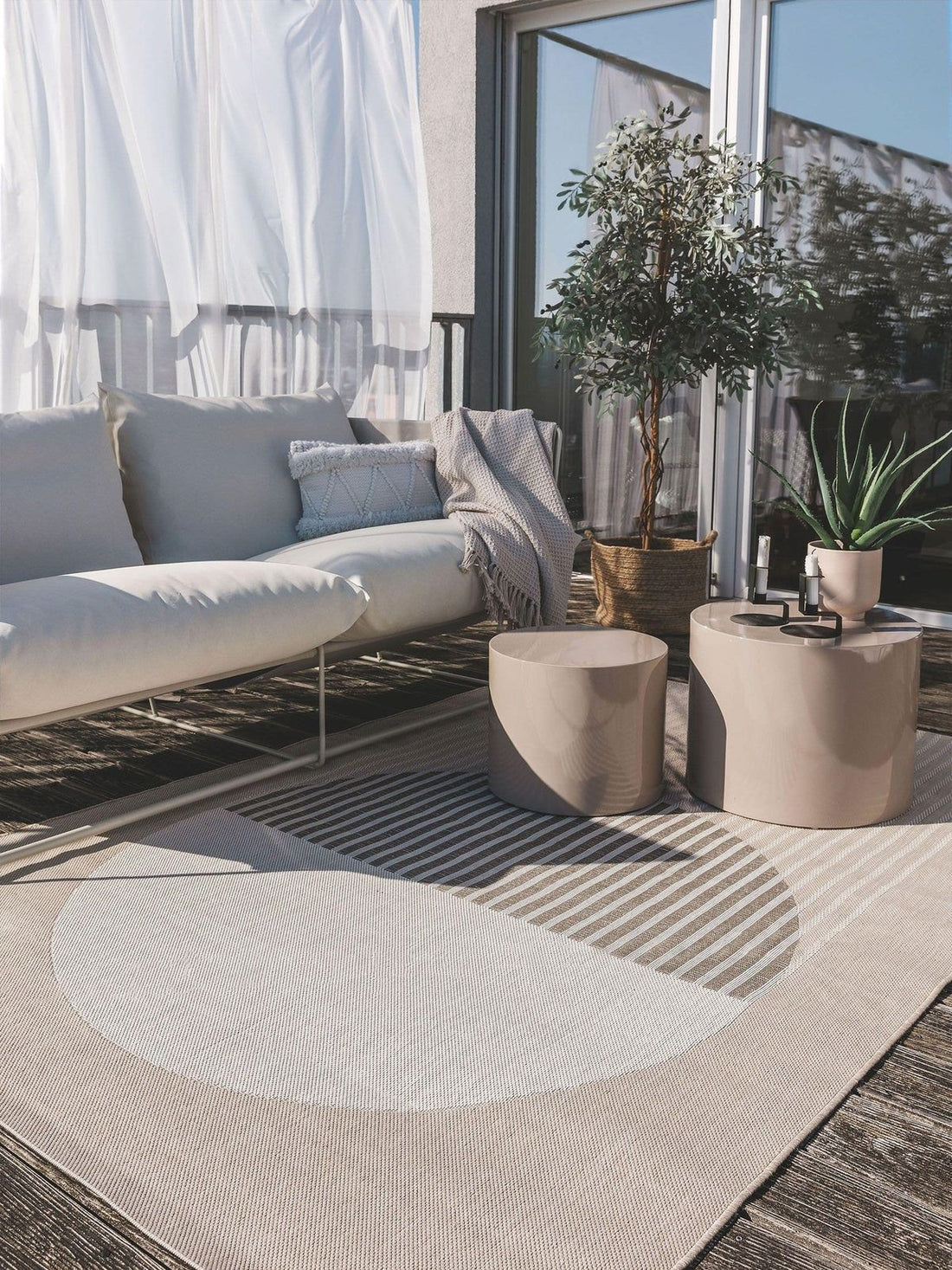 Hochwertiger Outdoor Teppich Eden mit modernem grafischen Muster für  Terrassen, Gärten, Poolbereich